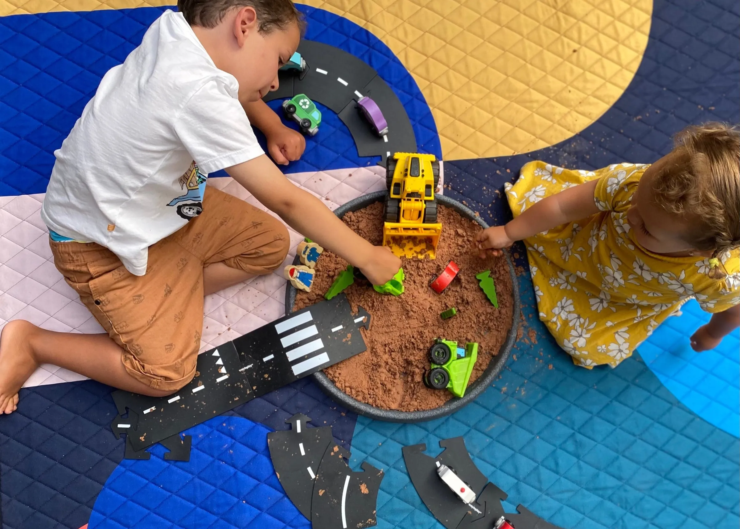 Niños jugando sobre un PlayMat de Hula Hula